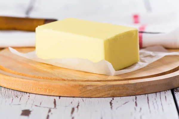 Palillo de mantequilla sobre tabla de madera — Foto de Stock