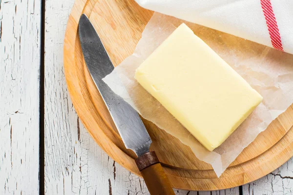 Palillo de mantequilla sobre tabla de madera — Foto de Stock