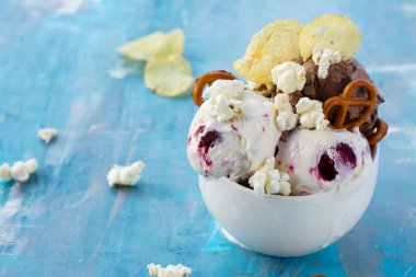 Çikolata ve vanilyalı dondurma.