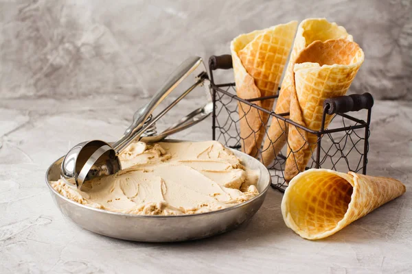 Мороженое и вафельные рожки — стоковое фото