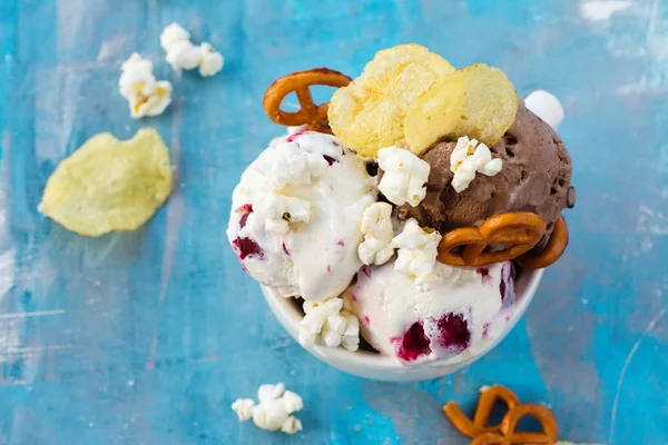 Шоколадное и ванильное мороженое — стоковое фото