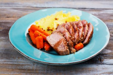 Püresi patates ile Dana rosto