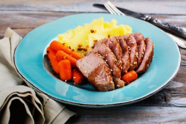 Püresi patates ile Dana rosto