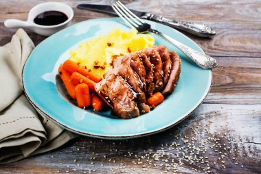 Püresi patates ile Dana rosto