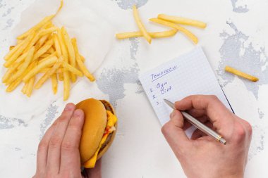 Yarın için yapılacaklar listesi yapma adam