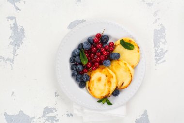 Peynirli krep çilek ile