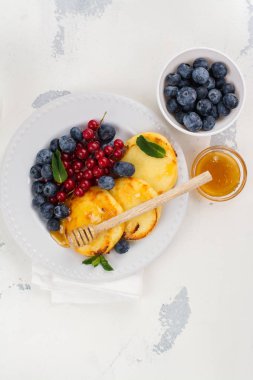 Peynirli krep çilek ile