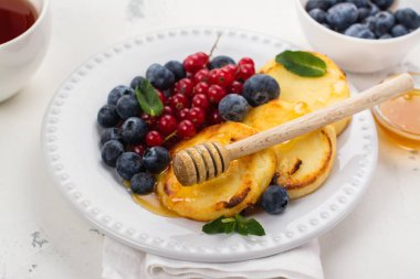 Peynirli krep çilek ile