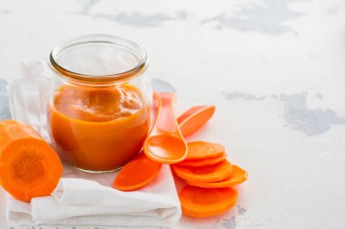 Ev yapımı havuç püresi