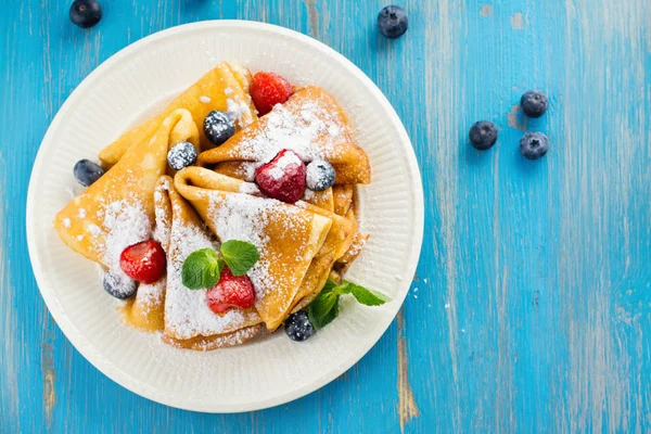 Crepes with fresh berries — Stock Photo, Image