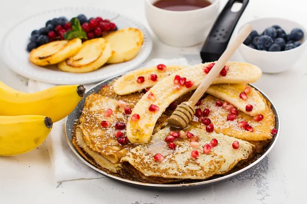 Crepes with pomegranate seeds — Stock Photo, Image