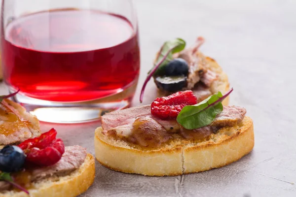 Sandwiches mit Fleisch auf dem Tisch. — Stockfoto