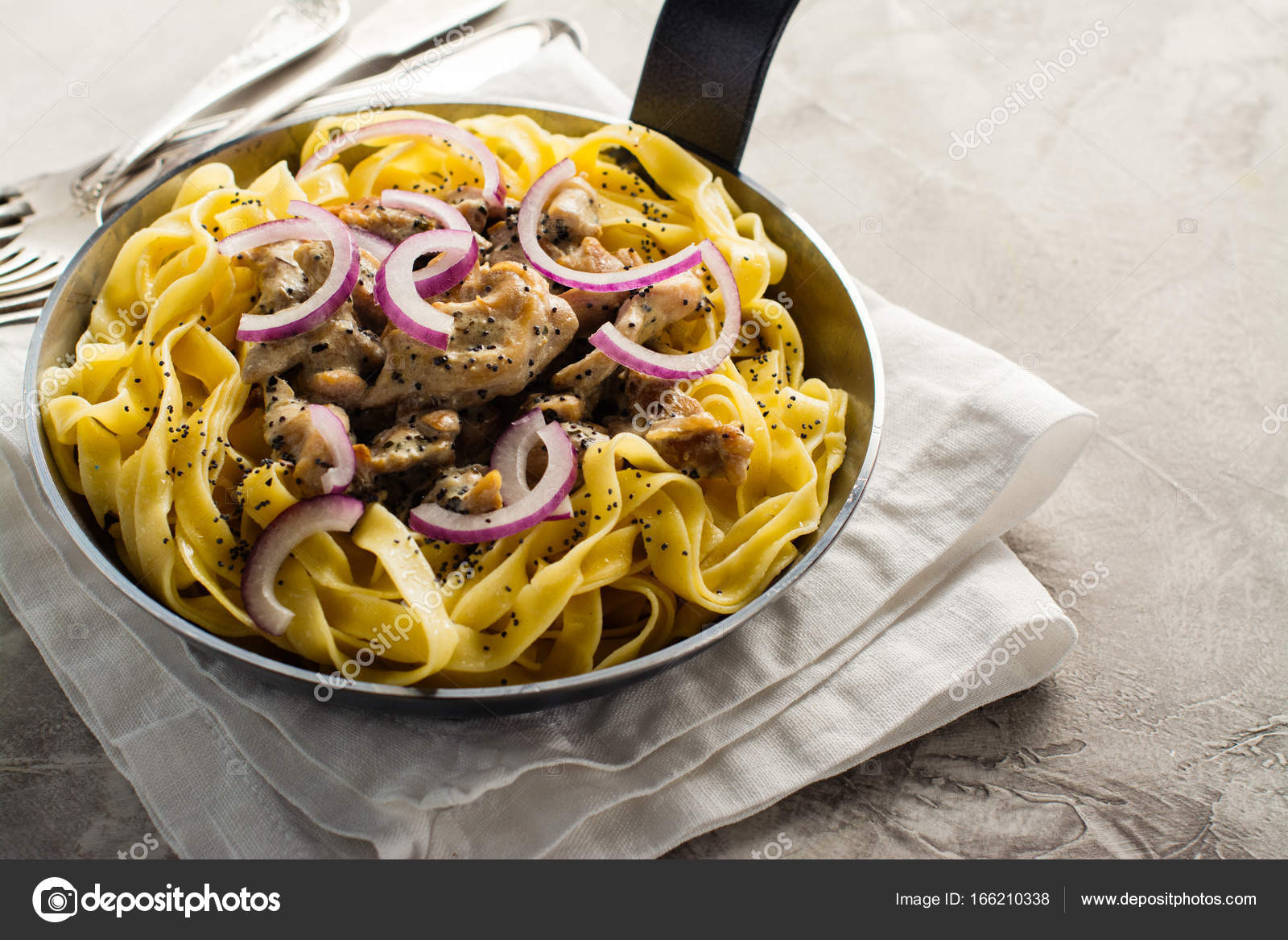 Baharatlı Tavuk Soslu Tagliatelle Tarifi Baharatlı Tavuk Soslu Tagliatelle Tarifi