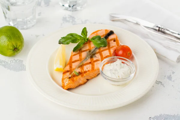 Zalm steak met tartaarsaus — Stockfoto