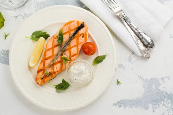 Filete de salmón con salsa tártara — Foto de Stock