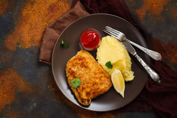 Schnitzel Turquia com batatas — Fotografia de Stock