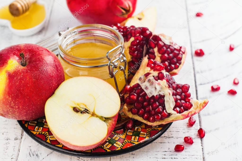 Apple with honey and pomegranate