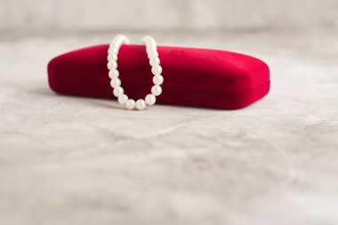 Kadife kutusunu inci kolye