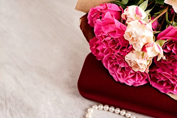 Pearl necklace and bouquet — Stock Photo, Image