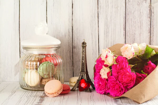 Macarons cookies and flowers — Stock Photo, Image