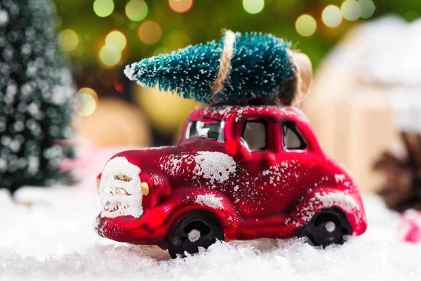 Minyatür kırmızı araba 