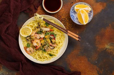 Karides ve midye şehriye 