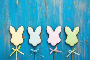 Paskalya Çerezler üzerinde mavi arka plan