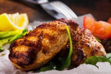 Izgara tavuk göğsü. 