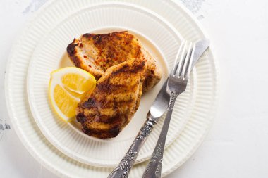 Izgara tavuk göğsü. 