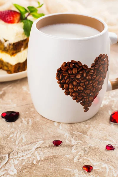 커피와 케이크의 슬라이스 — 스톡 사진