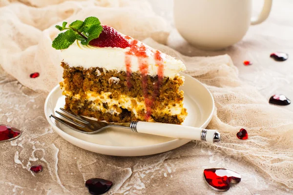 Karottenkuchen mit Erdbeersoße — Stockfoto