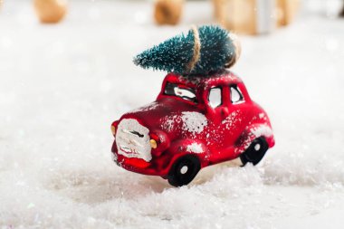 Minyatür kırmızı araba 