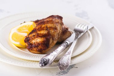 Izgara tavuk göğsü. 