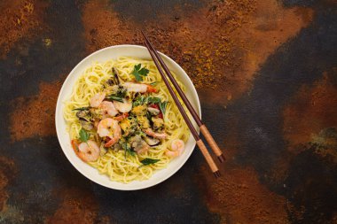 Karides ve musels erişte