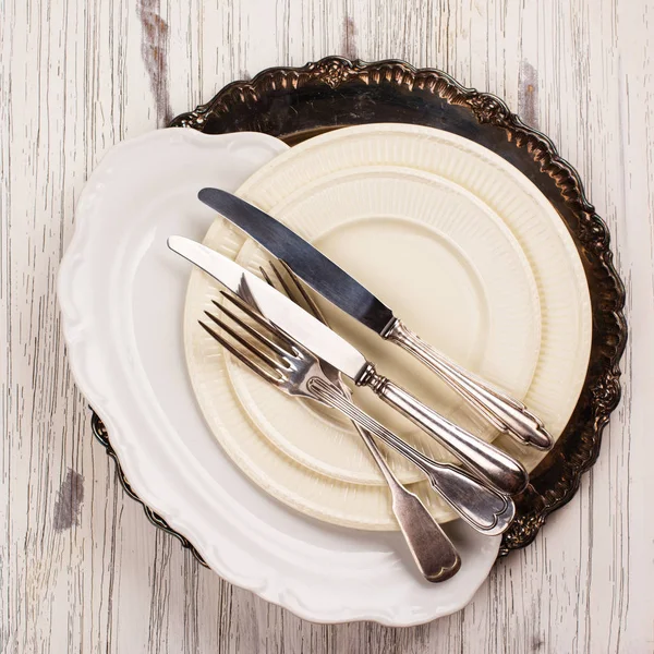 Вінтажний обідній посуд з тарілками — стокове фото