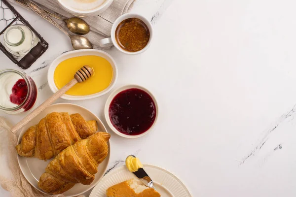 전통적인 프랑스 아침 식사 — 스톡 사진