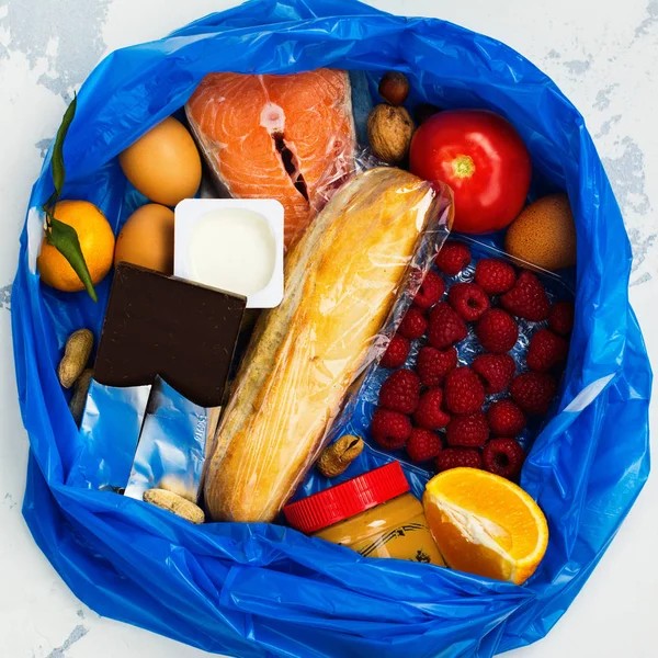 Buon cibo in sacchetto della spazzatura — Foto Stock