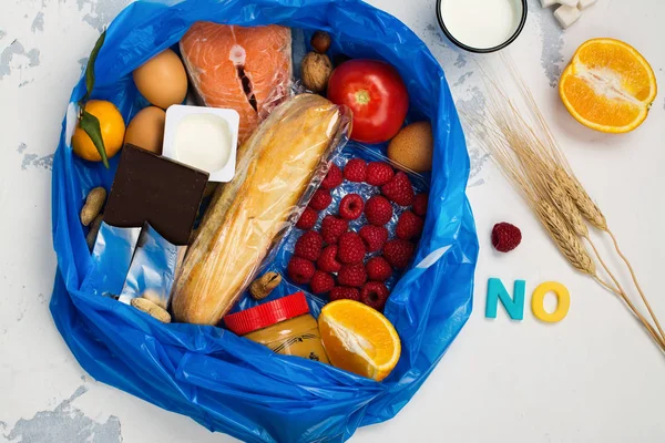 Buon cibo in sacchetto della spazzatura — Foto Stock