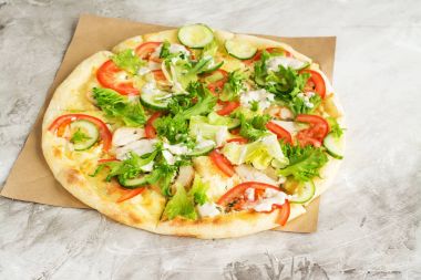 tavuk ile tüm pizza 