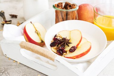 Meyve ile ev yapımı granola