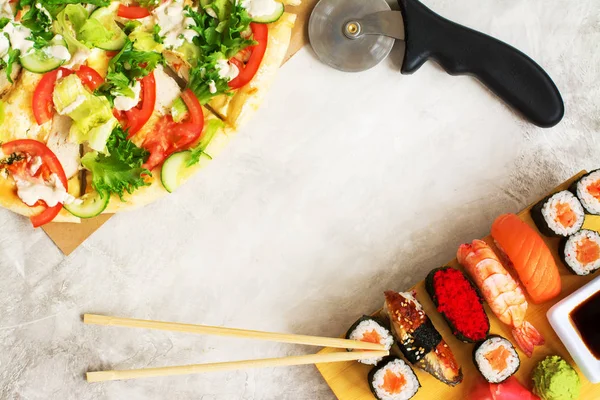 Pizza na kamieniu i Sushi — Zdjęcie stockowe