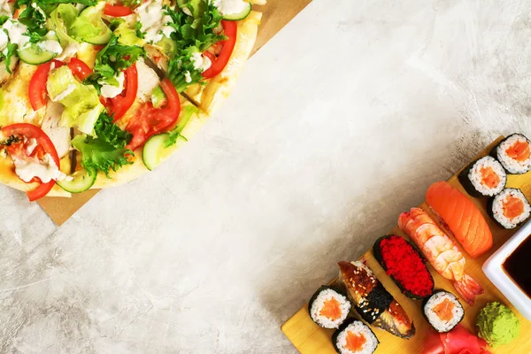 Sushi och pizza på sten — Stockfoto