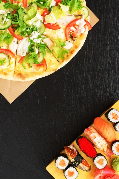 Sushi och pizza på sten — Stockfoto