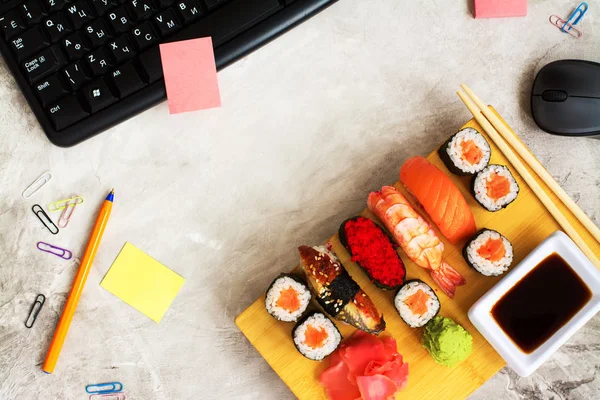 Sushi am Arbeitsplatz. — Stockfoto