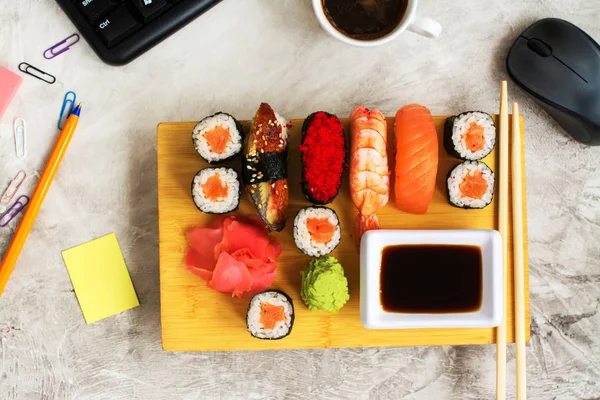 Sushi am Arbeitsplatz. — Stockfoto