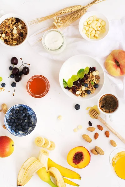 Meyve ile ev yapımı granola