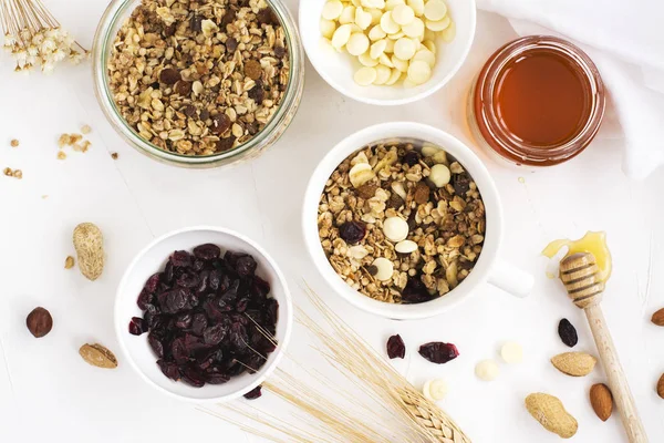 Meyve ile ev yapımı granola