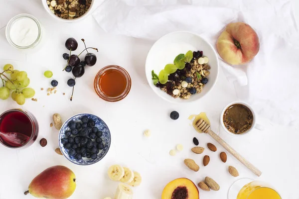 Meyve ile ev yapımı granola