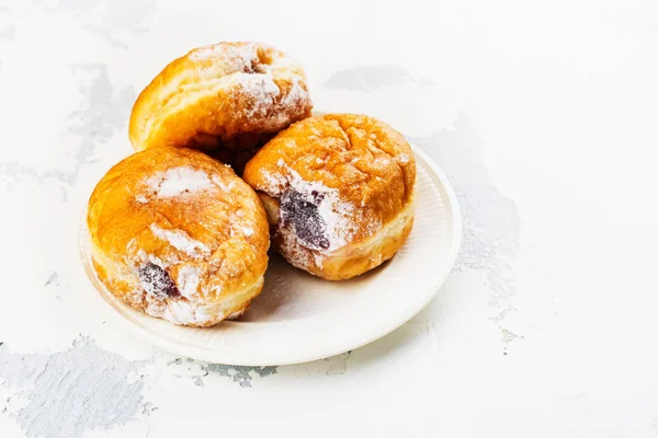 Donuts caseiros saborosos com geléia — Fotografia de Stock