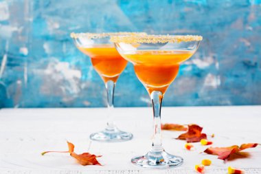 Cadılar Bayramı dekorasyonu ile martini kokteyl
